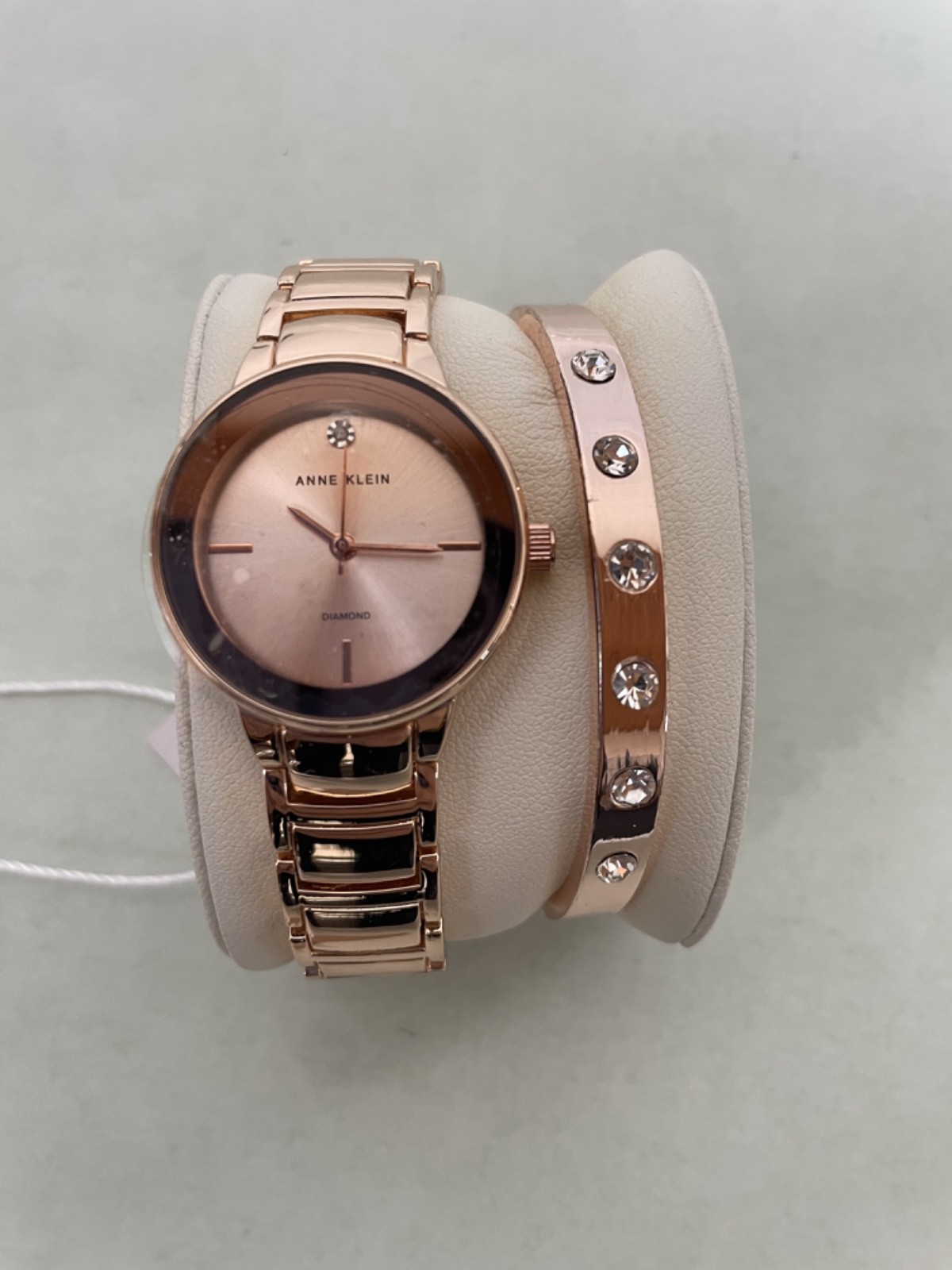 Finir vos tenues sans faute de goût avec la montre et bracelet Anne Klein 23