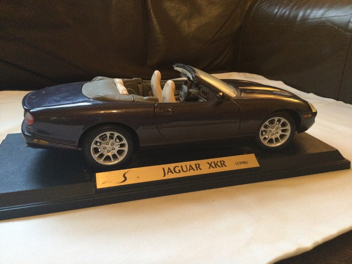 Maisto 1/18 Scale Diecast - Jaguar XKR 1998 Convertible Metallic