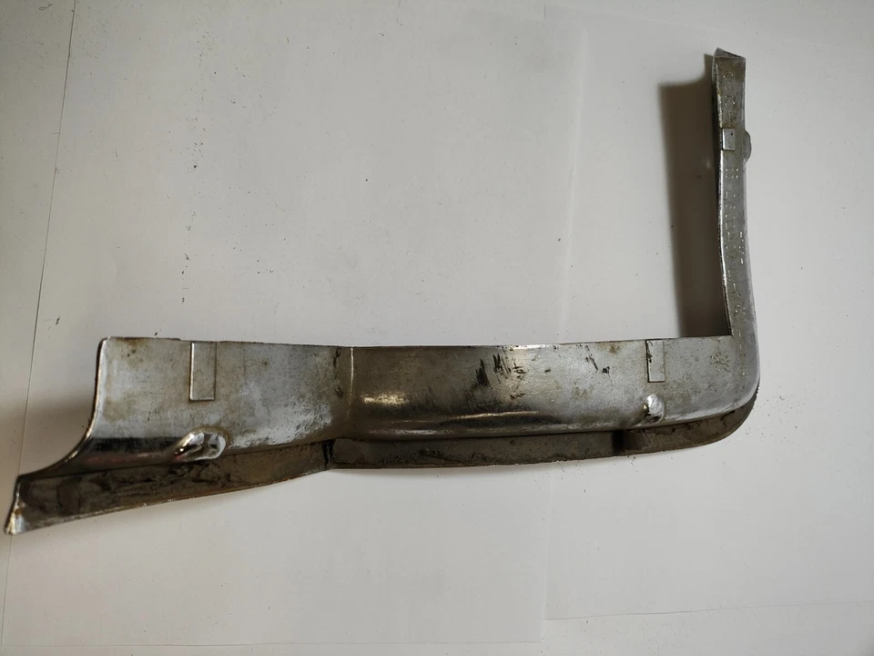 Chrysler Newport 1966 parachoques trasero izquierdo lado del conductor borde moldura 2602401 nuevo en stock Foto 4 de 4