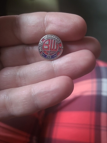 BOLTON WANDERERS FC ENAMEL BADGE - Picture 1 of 4