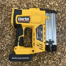Agrafeuse/cloueuse Clarke Contractor, 18 V Li-Lon # CONSN18lic, batterie défectueuse GWO 