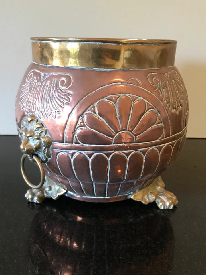 Jardinière Cache Pot Laiton et Cuivre Tête et Pattes de lion Epoque Napoleon III - Photo 2/4
