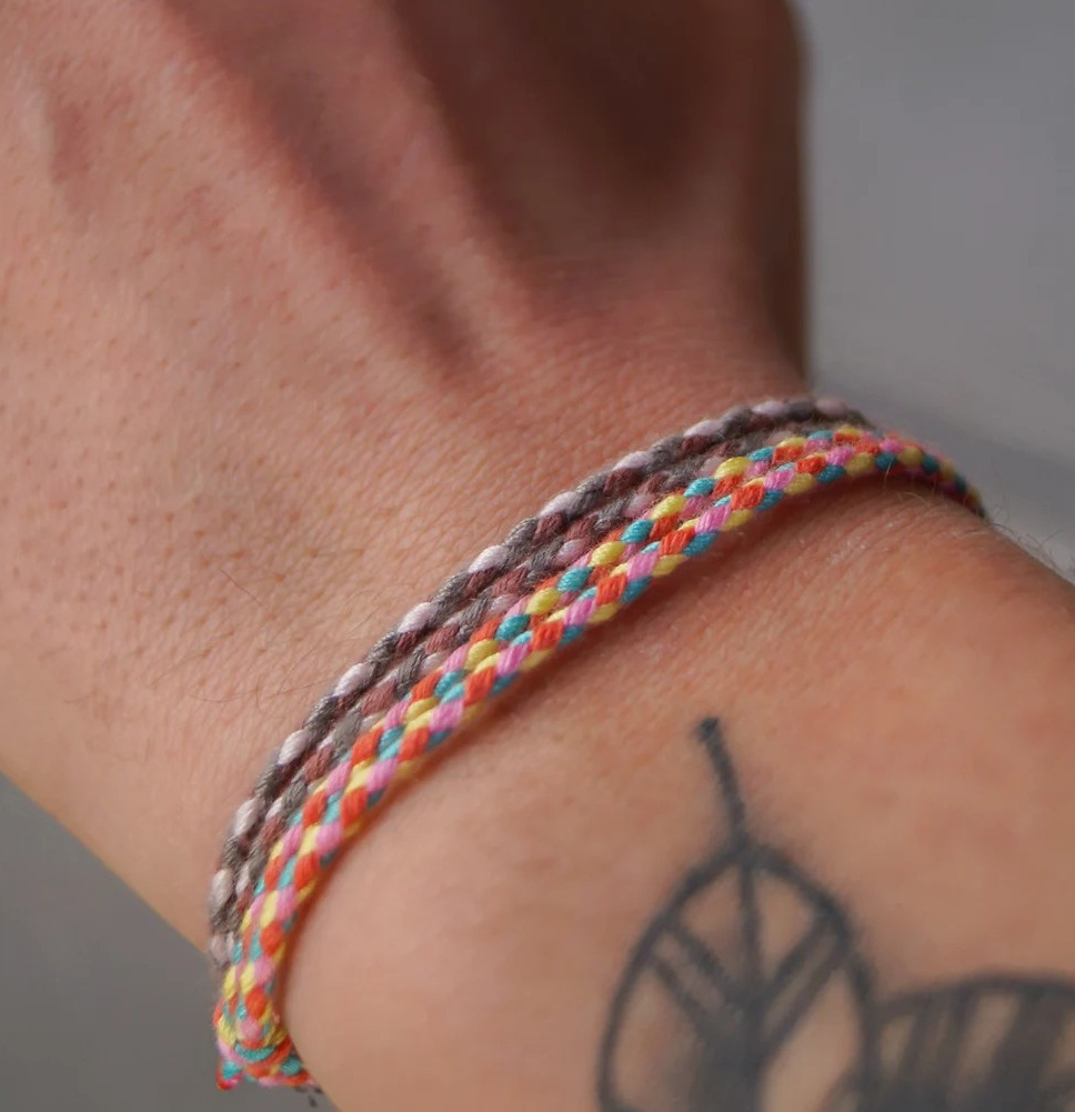 Pulsera trenzada colorida de algodón boho hecha a mano - Juego de 2