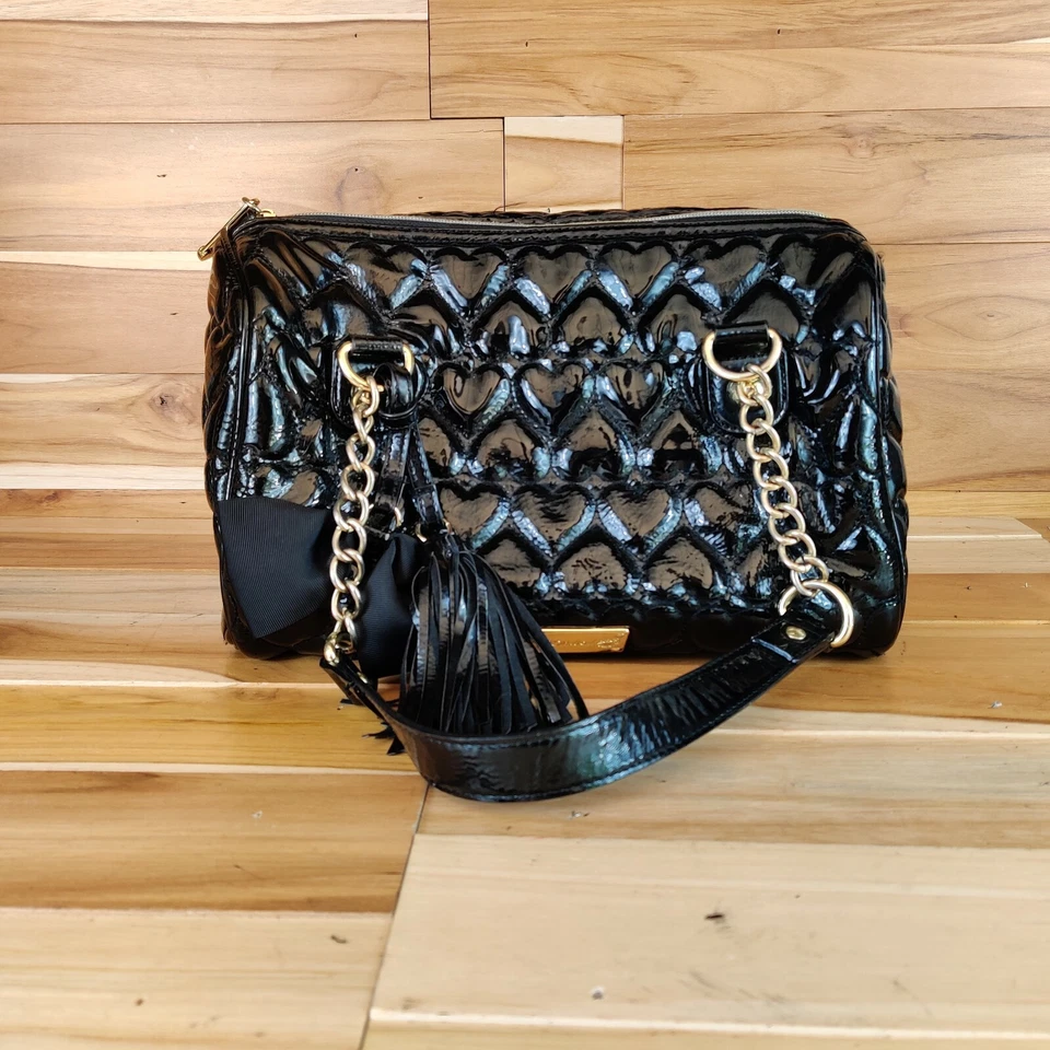 Bolso Vegano Corazón Acolchado Betsy Johnson Negro Finge Bow Chainlink Foto 3 de 4