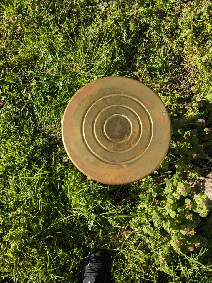 Taburete/mesa auxiliar Mid Century de latón martillado Foto 4 de 4