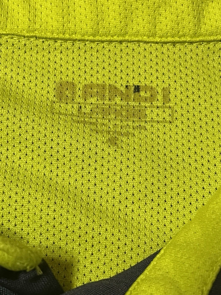 Camisa polo grande de manga corta para hombre And1 gris/amarillo neón. Foto 4 de 4