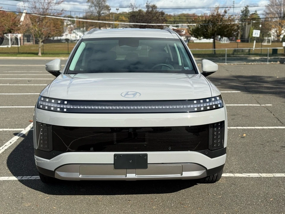 2026 Hyundai Ioniq 9 SE AWD - Image 2 of 4