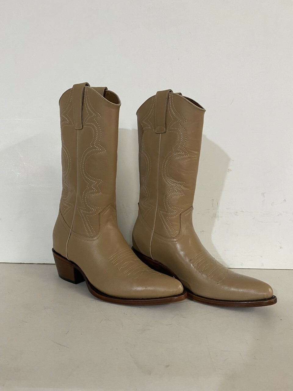 men cowboy boot tan color size 8 sharp 