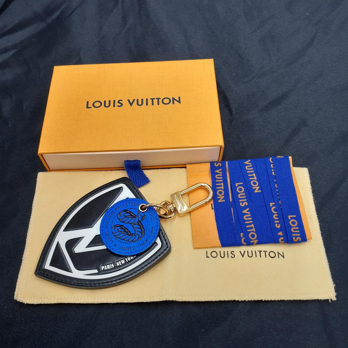 LOUIS VUITTON Monogram World Tour キーホルダー Louis Vuitton Bag Charm Key Holder World Tour Flamingo Red/Pink in
