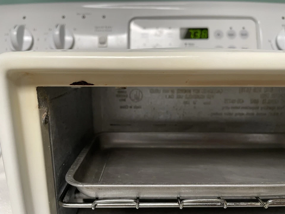 Magic Chef Mini Toaster Oven & Broiler Model 678 White with Rack and tray - Image 4 of 4