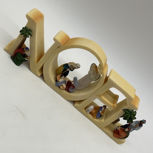 Placa de letras de belén Noel en cada letra sostiene una figura - Imagen 2 de 11