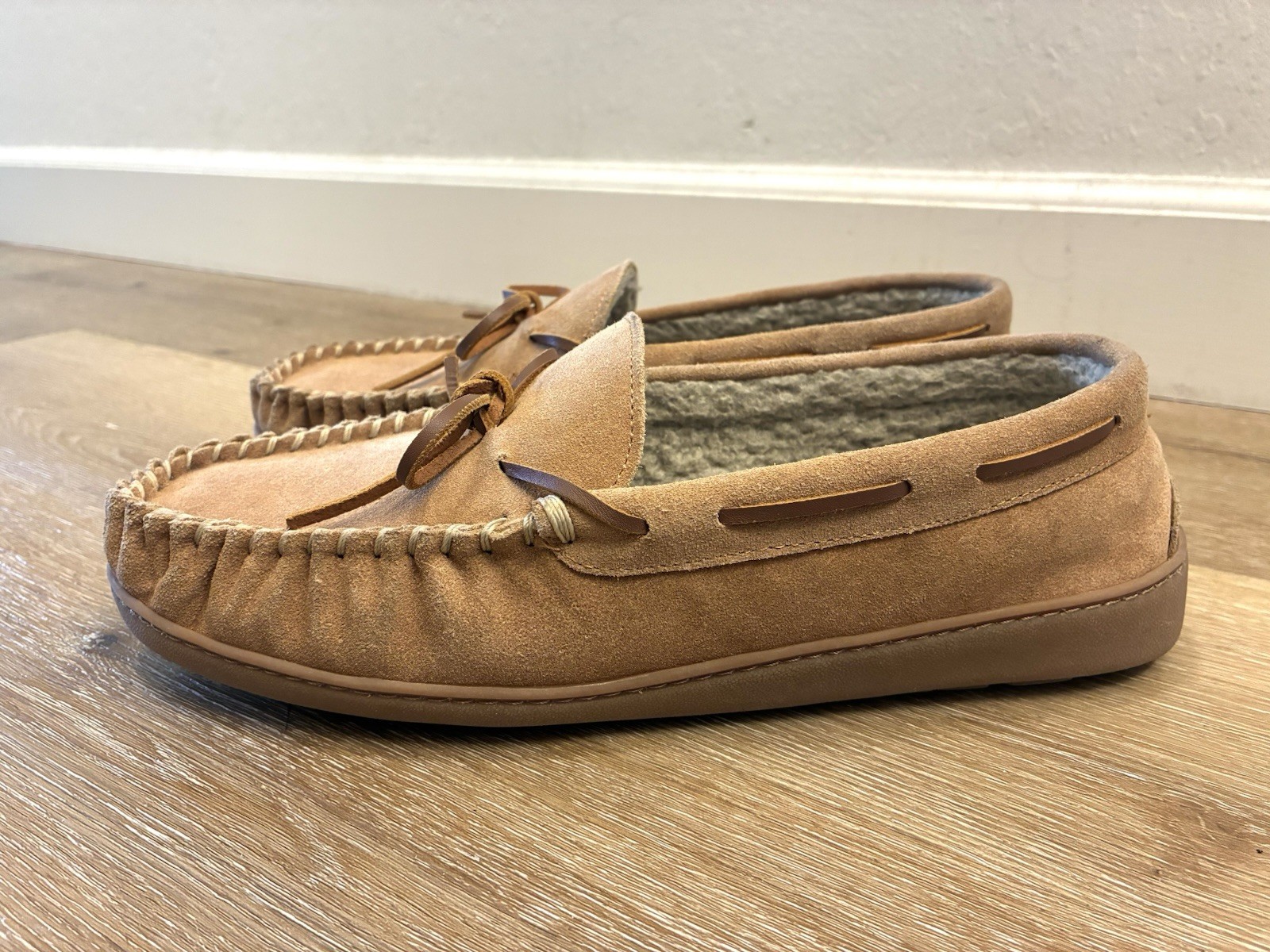 SAOLA Minnetonka 41351 ciabatte suola rigida slip on pelliccia interno marrone scamosciato scarpe taglia 12