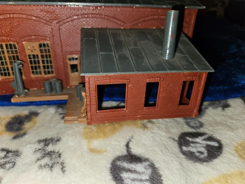 HO SCALE, 2 STALL ENGINE REPAIR SHED, MISSING ONE DOOR, SEE PHOTOS (inv 621B) - Image 4 of 4