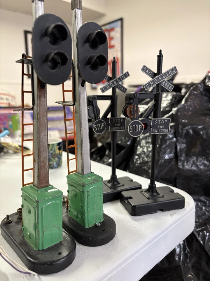 Lionel Post War Crossing Guard And Light Accessories - Image 2 of 3