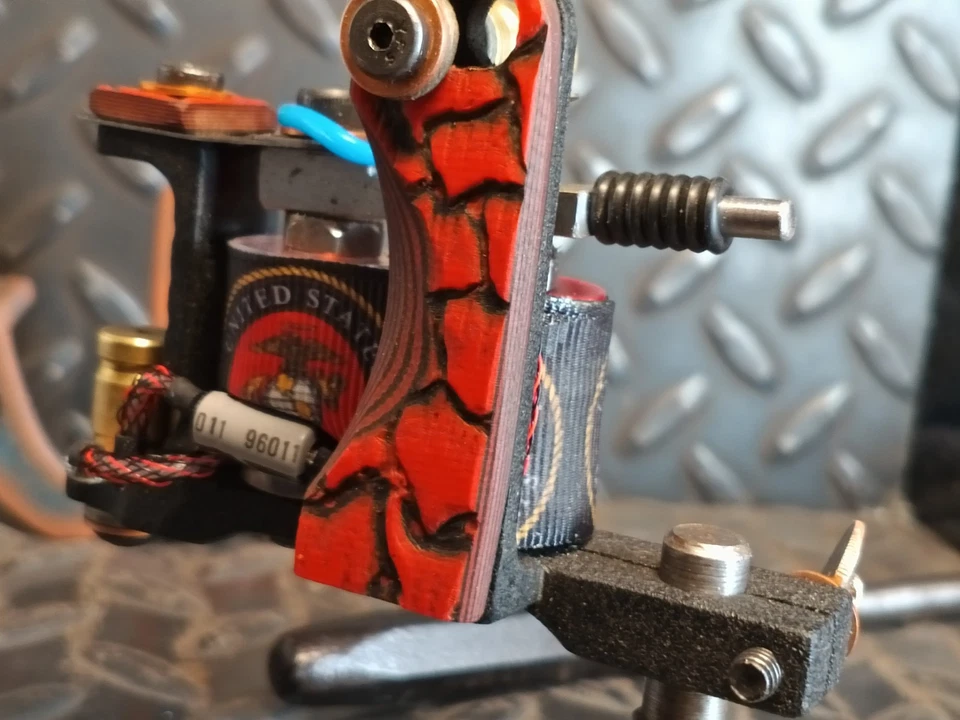 Máquina de tatuaje hecha a mano 10 envolturas USMC cubiertas piel de dragón rojo forro tallado a mano Foto 2 de 4