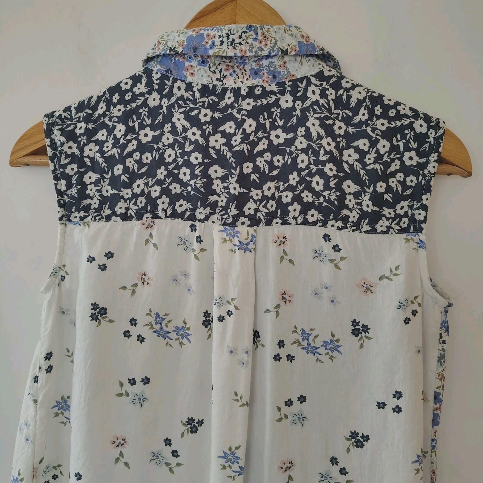 SO Floral Patchwork Sleeveless Button Up Blouse S… - image 5