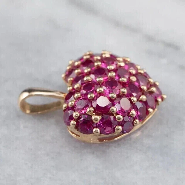 Collar Colgante Corazón Racimo Simulado Rubí Redondo 3 Ct Chapado en Oro Amarillo 14K Foto 3 de 3