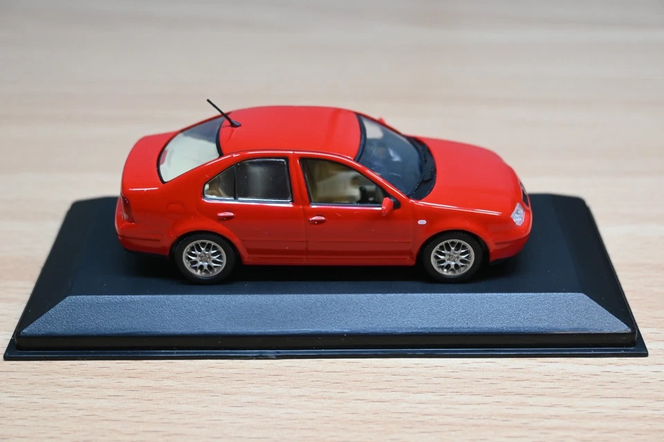 1:43 Minichamps #430 058200 - Volkswagon Bora Saloon 1999 - Image 4 of 4