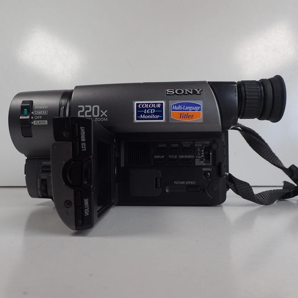 Sony Handycam Vision CCD-TRV23E Video Camera Recorder w/Accessories & Bag - Image 3 of 4