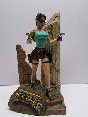 Tomb Raider in Jungle Outfit Figur / Actionfigur Playmates Lara Croft Diorama