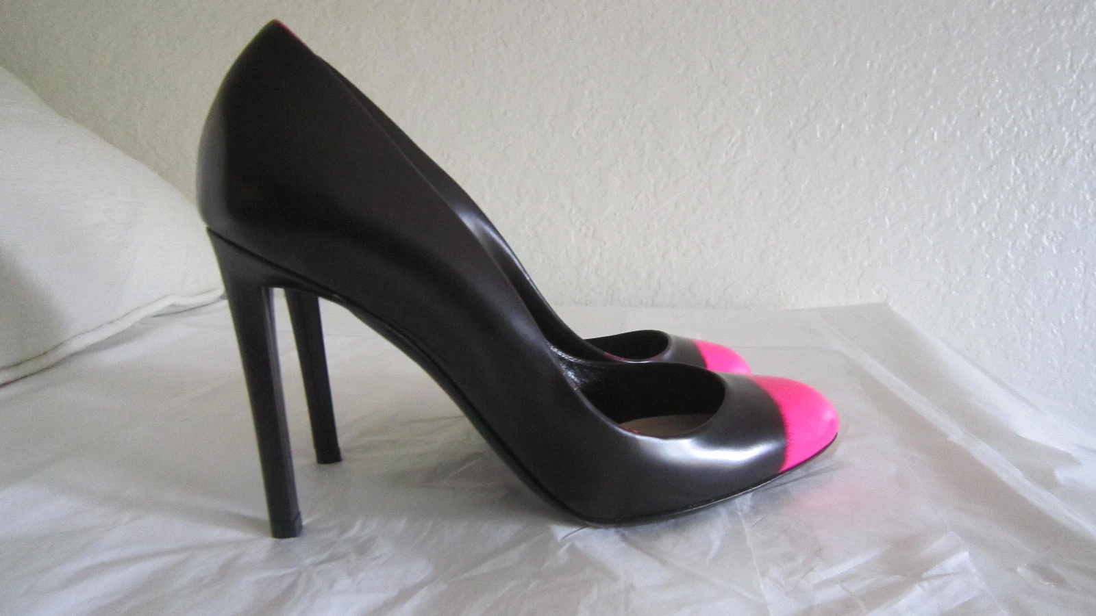 Escarpins à casquette en cuir noir Christian Dior taille 371/2 US 7,5