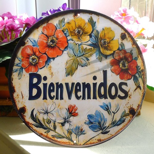 Bienvenidos Round Metal Sign, Decorated with Flowers 7.75" New Never Displayed