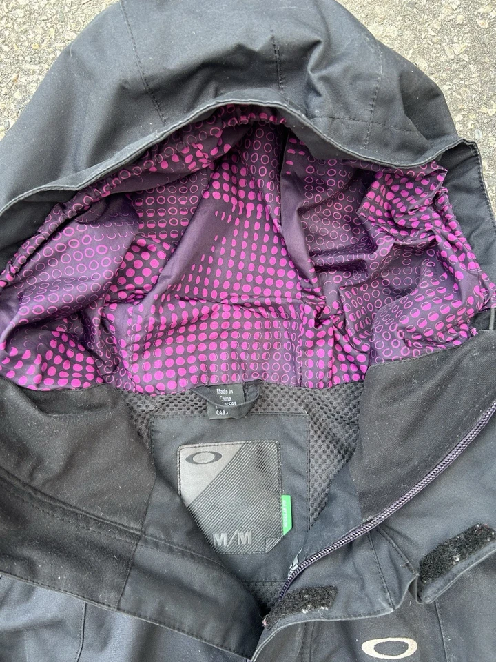 Chaqueta con Capucha OAKLEY Negra Calce Regular Snowboard Esquí Aislada Para Mujer Talla M Foto 2 de 4