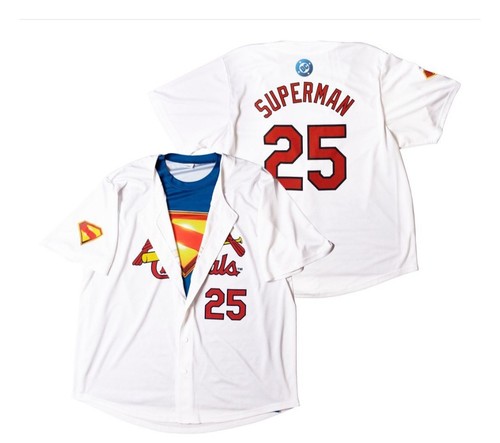 *Brandneu* St. Louis Cardinals DC Superman TRIKOT 13.07.25 SGA - Erwachsene XL