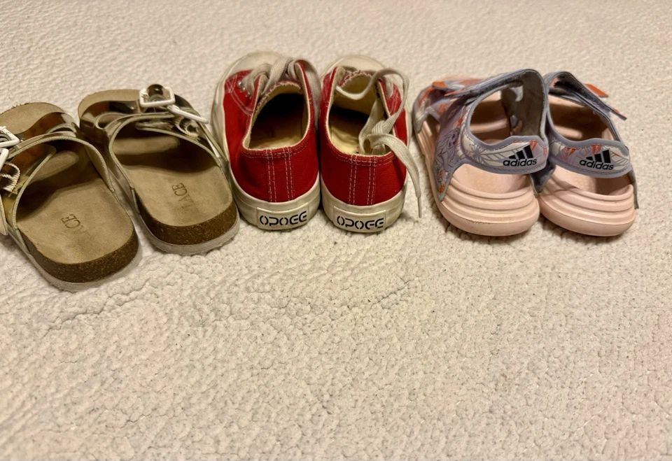 Lote de 3 pares de zapatos deslizables son 11c zapatos rojos y sandalias son 12c Foto 3 de 4