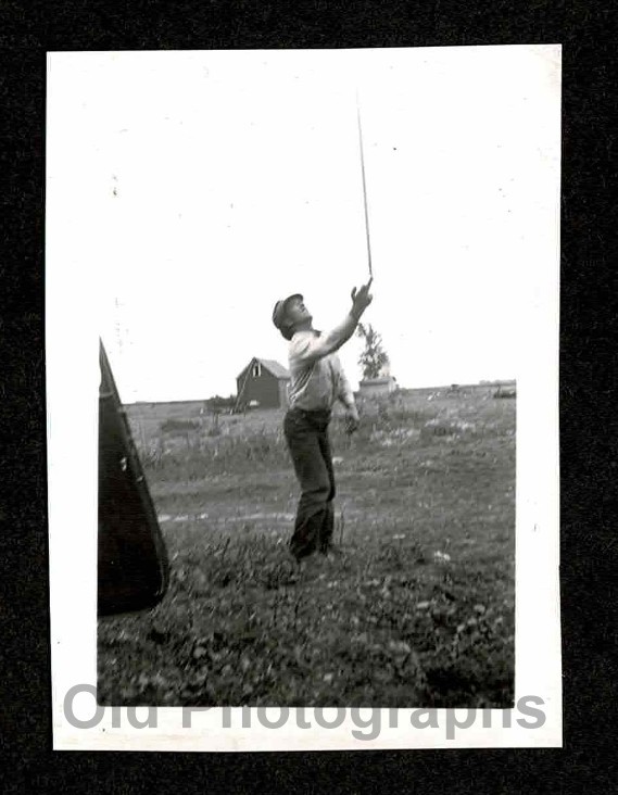 MAN BALANCING A STICK ON FINGER RURAL FARM OLD/VINTAGE PHOTO- H356