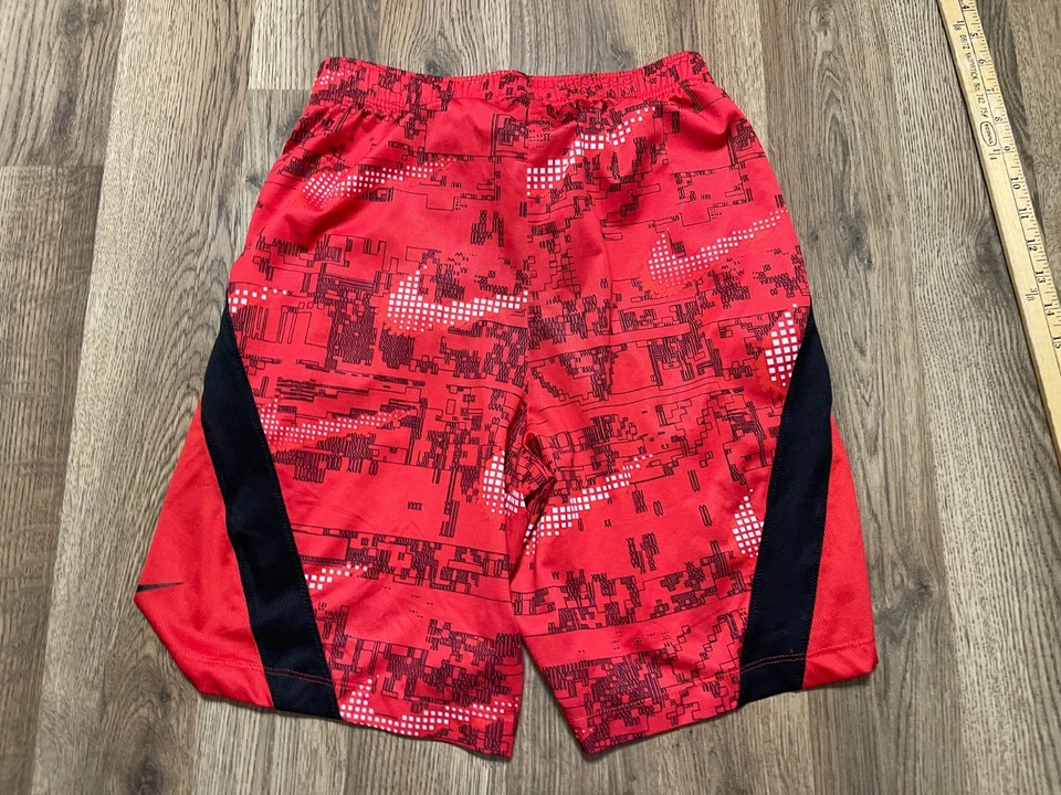 Pantalones Cortos Nike, Jóvenes Niños Talla XL, Rojo Negro, Dri Fit, Pantalones Cortos de Baloncesto Foto 2 de 4