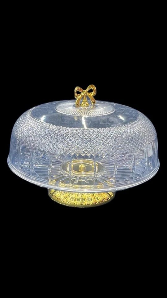 Soporte giratorio cristalino para pasteles con detalles dorados y tapa de cúpula Foto 3 de 3