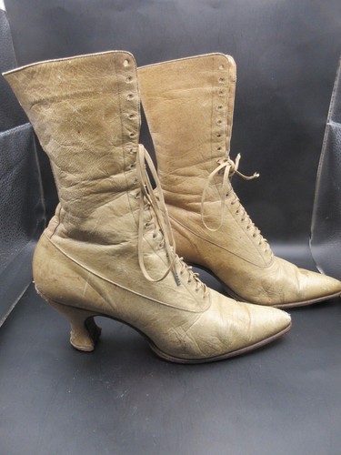 Botas victorianas antiguas de cuero beige con cordones para mujer de los años 1890-1910 decoración castillo - Imagen 3 de 16