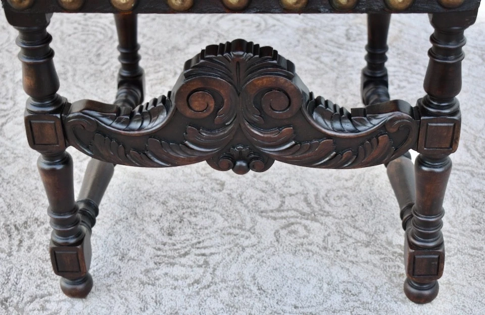 Antigua silla Tudor tallada en nogal y cuero con respaldo alto con detalles de latón Foto 4 de 4