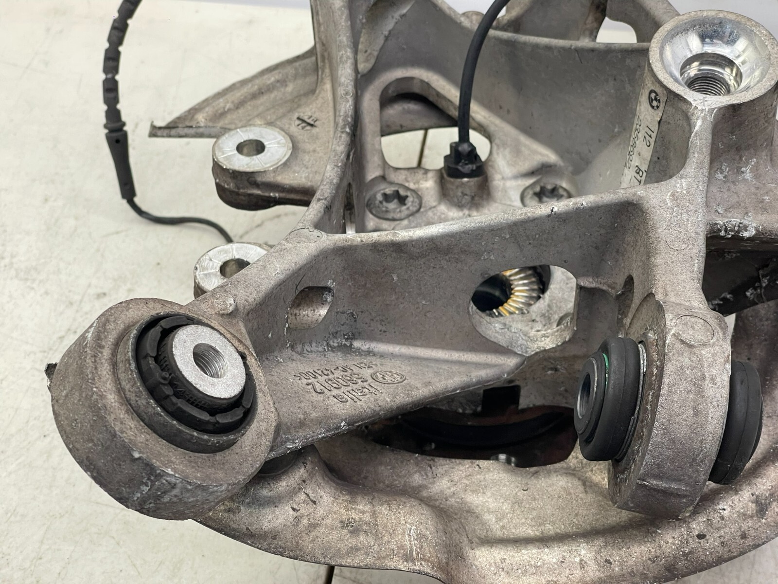 2014-2019 BMW I8 OEM REAR RIGHT SPINDLE KNUCKLE WHEEL BEARING HUB ASSEMBLY