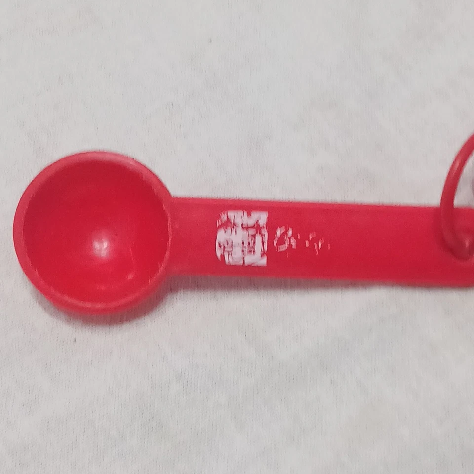 Conjunto de 4 colheres de medição vermelhas Betty Crocker 1/4 colher de chá 1/2 colher de chá 1 colher de chá 1 colher de chá - Imagem 2 de 4