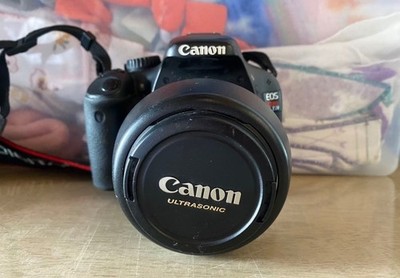 Canon EOS Rebel T2i DSLR Camera with EF-S 18-55mm f / 3.5-5.6
