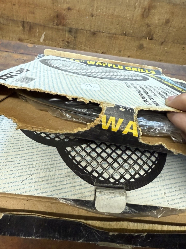 (2) Parrillas piramidales de 15” y 12” WAFFLE NUEVAS EN CAJA artículos antiguos nuevos en stock Foto 4 de 4