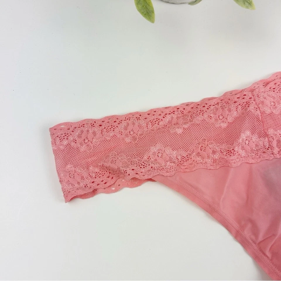 Tanga Natori Bliss Perfection con ribete de encaje en rosa glaseado talla única Foto 2 de 4
