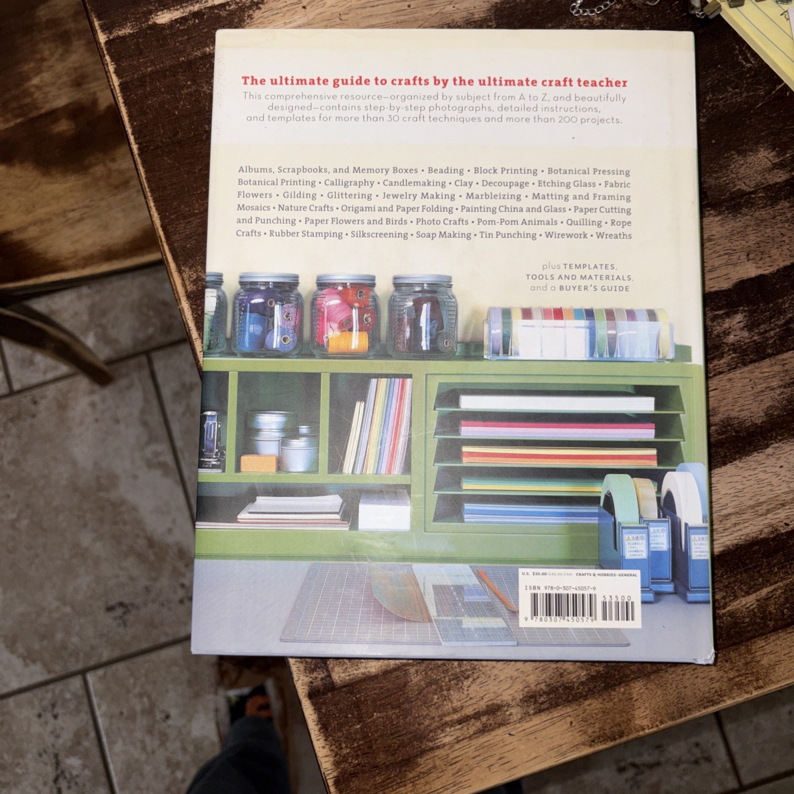 Martha Stewart's Encyclopedia of Crafts : An a-To-Z Guide with Detailed