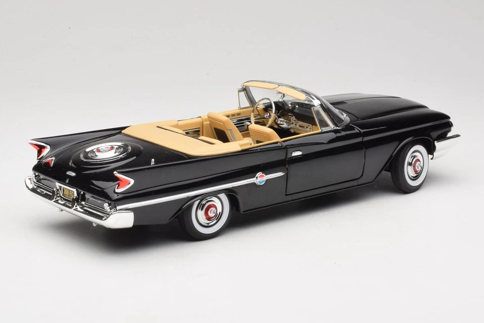 92748 Chrysler 300F Cabriolet Black Road Signature 1:18 - Image 3 of 4