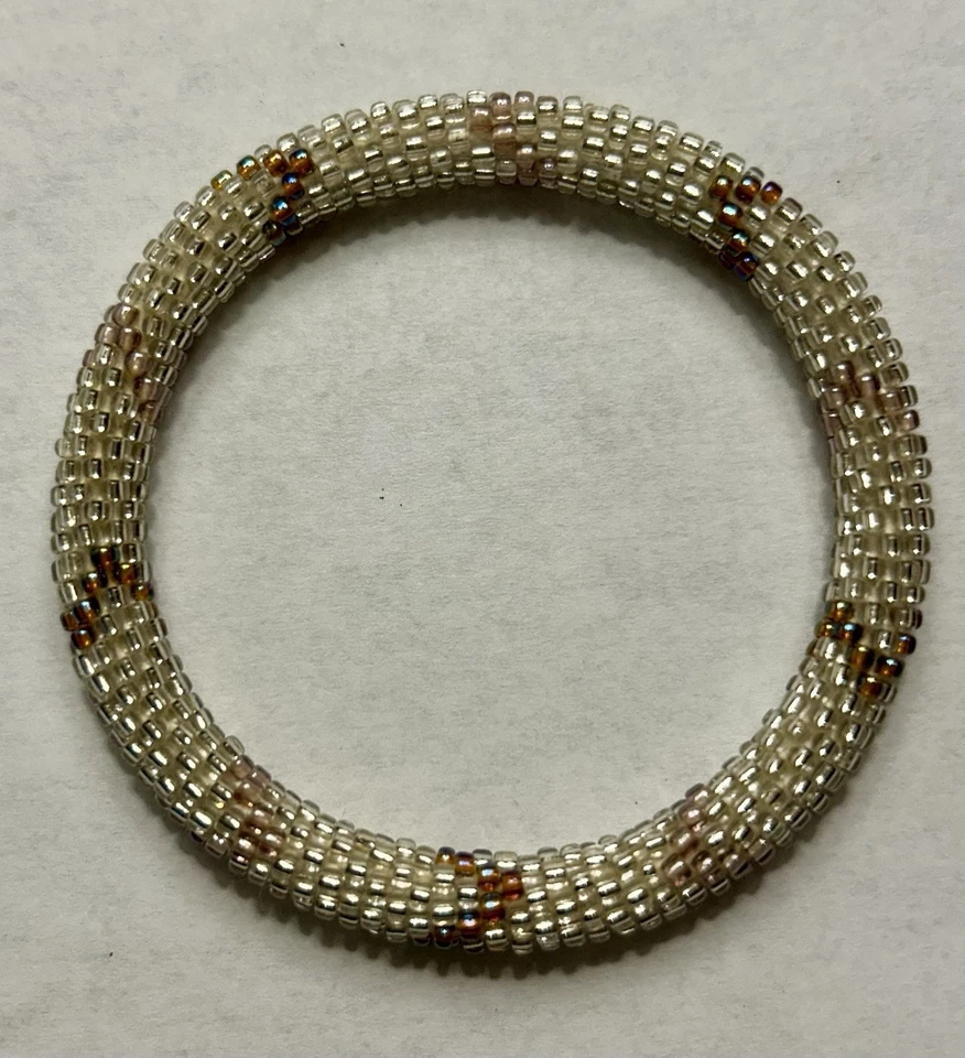 Sashka Co. Juego de 2 pulseras hechas a mano con cuentas de vidrio blancas, doradas, transparentes Foto 3 de 4