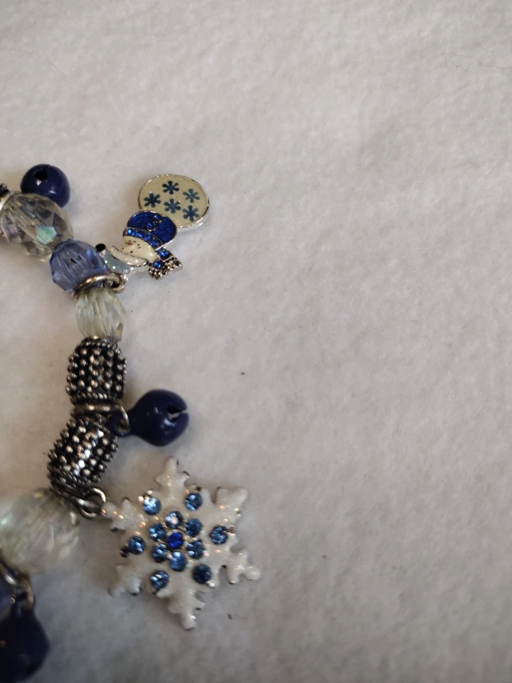  2 pulseras Kenneth Cole con cuentas brillantes copo de nieve y dije de Navidad marcadas KC Foto 4 de 4