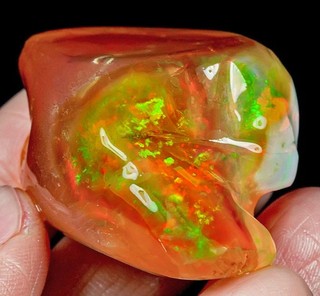 Muestra de pepita de ópalo mexicano 130 quilates tallada faceta áspera YWPT2027