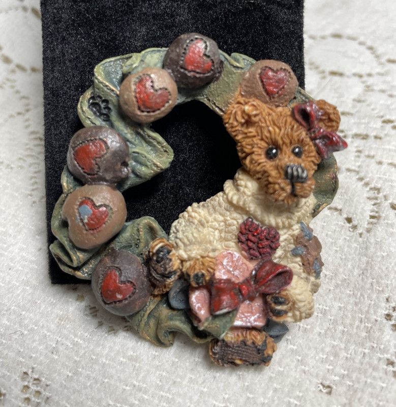 VINTAGE 1995 BEARWARE BOTD'S BEAR WREATH & HEARTS BEAR PIN BROOCH