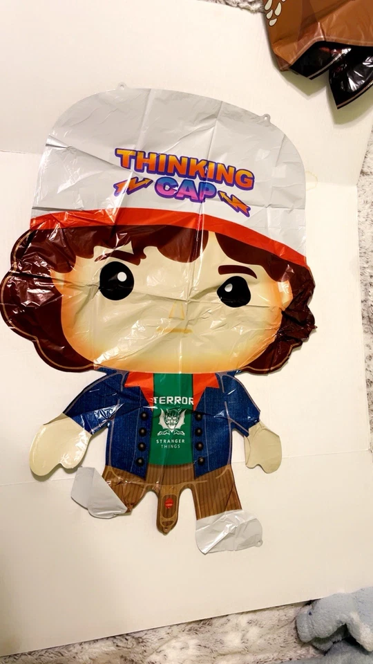 Suministros de fiesta de cumpleaños Stranger Things, juego de decoración con un telón de fondo más grande Foto 3 de 4