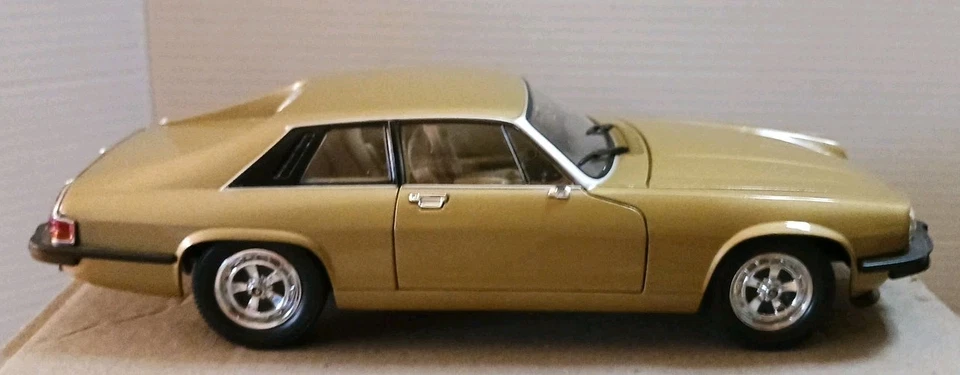Road Signature 1975 Jaguar XJS ESCALA 1:18 modelo diecast dorado Foto 3 de 4