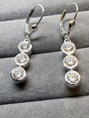D Joy Moissanite Rnd. Trinity Ohrringe 4 mm in Platin über Ster. Silv. 1,50 Ctw