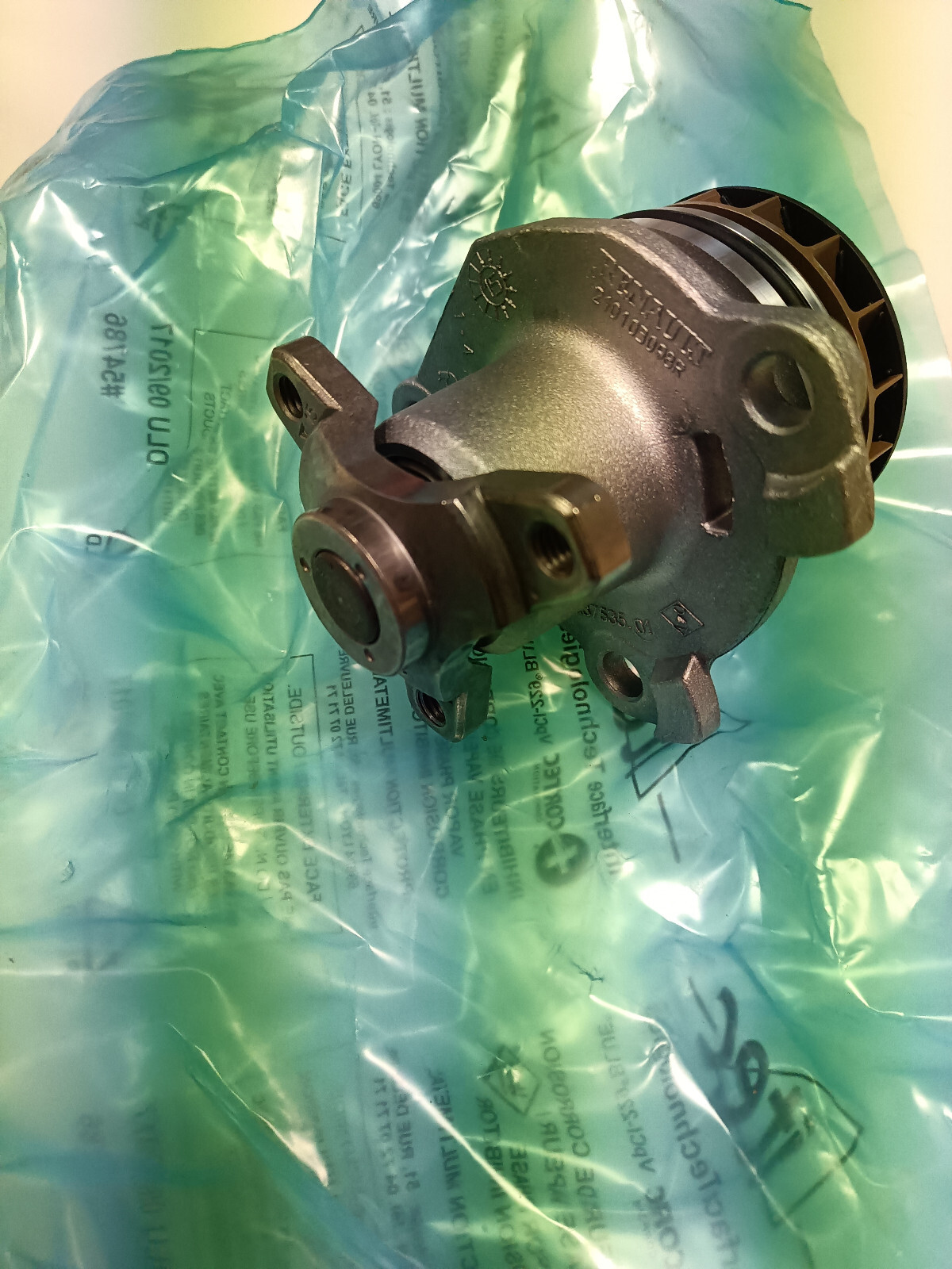 Pompe à eau Renault 210103098R pour résoudre les fuites et surchauffes du moteur M9R