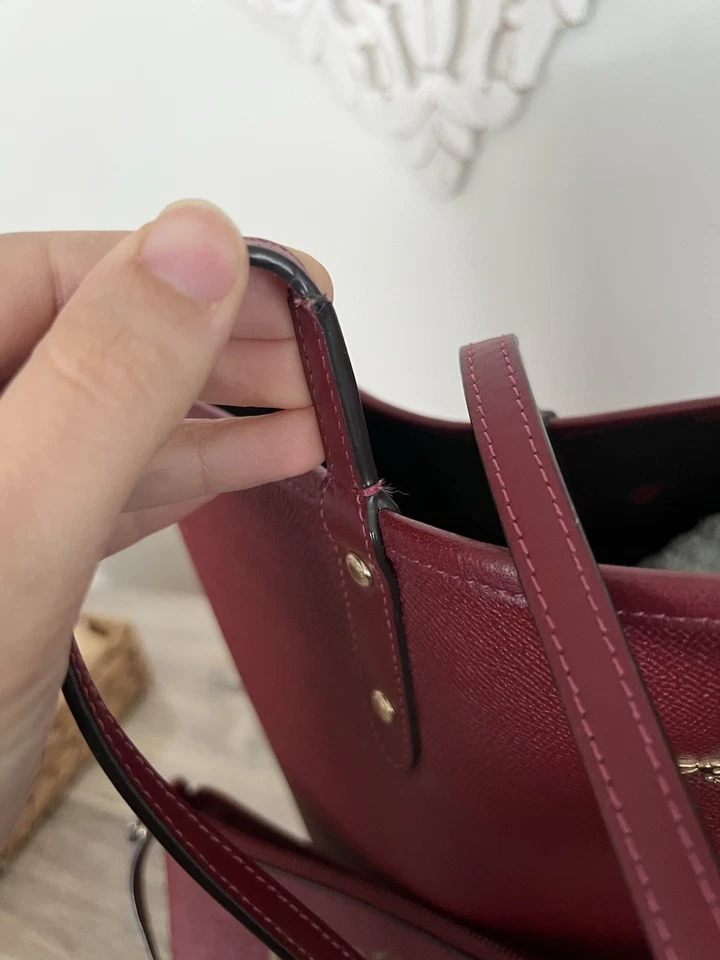 蔻驰勃艮第城市托特包F46286压花牡丹花卉双面托特包带袋 — 第 4/4 张图片